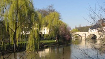 En ÎLE-DE-FRANCE, la plus grande plage fluviale de FRANCE, près de l’Oise, la verdure de sa FORET
DOMANIALE, la richesse de ses monuments : un PAVILLON CHINOIS qui fait rêver, une petite SIRÈNE
sur l'Oise, près du joli PONT, une statut de l'artiste JEAN MARAIS, enfin, une sérénité prouvée, puisque
le grand HONORE DE BALZAC disait de cette jolie petite ville de L'ISLE-ADAM VAL D'OISE, c'est mon
PARADIS TERRESTRE,  à  une trentaine de kilomètres au NORD de PARIS.
