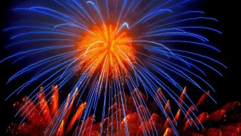 Comme la semaine dernière, notre ordissinaute Poupette nous émerveille avec une nouvelle vidéo. La saison des feux d'artifice continue avec cette vidéo tournée le 15 août. Avez-vous pu voir des feux d'artifice cet été ?