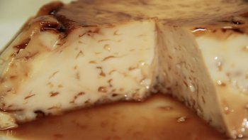 Flan d'œuf très simple qui a un goût très riche. Vous apprécierez sa délicieuse saveur, mais plus encore la méthode si rapide et pratique avec laquelle elle est faîte. 