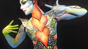 La peinture corporelle d’aujourd’hui a un but surtout ludique et ornemental, mais c'est une des premières formes d’expression plastique pratiquée par l'humanité.