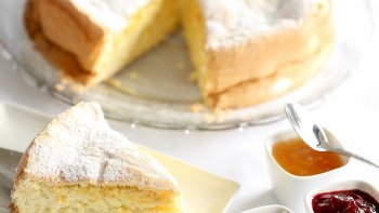 un gâteau très léger fourré à la confiture d'abricot