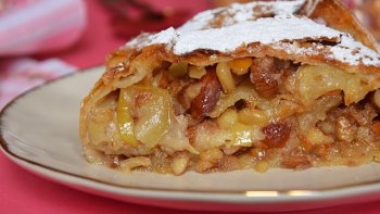 Vieille recette Itallienne d'OMBRIE. Le vin de paille, est un vin blanc liquoreaux, riche en arome, il est produit dans des nombreux vignoble du monde. et dans le Jura et Ventou, etc. 