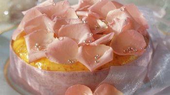 Très facile à faire. Délicieux dessert avec une génoise imbibée de sirop de rose et une crème à la rose. Régalez tous vos convives !