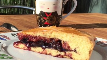 Pierre Bonte rend visite à Mme Delea ( AMATCHI ) qui lui donne et confectionne la vraie recette du gâteau Basque comme autres fois ! Quel beau héritage !