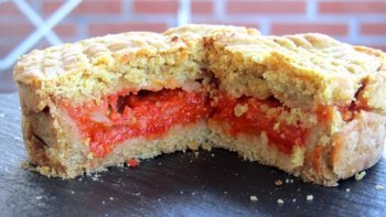 Ce Gâteau Basque salé à été repensée avec des produits basques qui s'accorderaint bien avec le fromage de brebis et les pimientos.