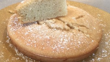 Gâteau, sans beurre et sans lait.  Léger et moelleux.  Idéal pour le petit déjeuner ou une collation.