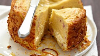 Facile à réaliser, cette recette de spaghettis préparés sous forme de gâteau est très originale ! Les pâtes sont cuites puis melangées avec des lardons, de la crème, des œufs et de la vache-qui-rit avant d'être enfournés dans un moule à soufflé.