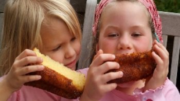 Pierre Bonte présente le gâteau battu, un gâteau picard traditionnel qui à ses variantes selon les communes. Pierre Coucke vous donne ensuite cette recette en l'exécutant sous vos yeux. !