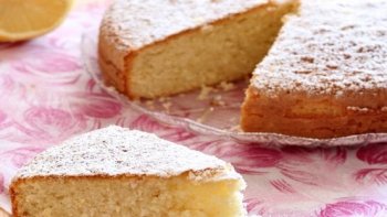 Facile et rapide à réaliser, léger et moelleux, il est idéal pour le petit déjeuner en particulier et les collations de la journée.