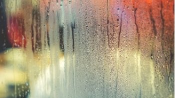 Mars tantôt pleure, et tantôt rit, 
Comme à l'image de nos vies........
La terre assoiffée, espère les larmes de  mars...pour se revivifier !