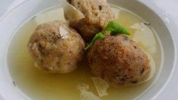 Ces gnocchi faits avec du pain, c'est une recette du Nord de l'Italie (Le Tyrol Italien).