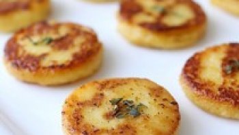 La raison pour laquelle les gnocchi de semoule sont dits « à la romaine » reste un mystère. Il n'y à pas de lien entre la recette et la cuisine romaine.