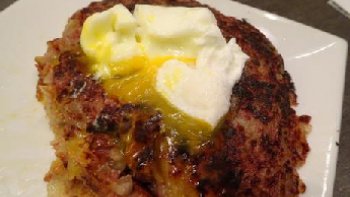 Le Corned-beef est une préparation de viande de boeuf généralement la poitrine Corned signifie assaisonné de grains de sel ( corn = grains ) Cest avant tout une nourriture de Soldats que les Poillus de la guerre 14/18 recevaint dans leur ration.