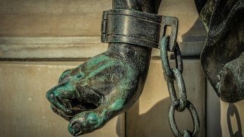 Je vous ai prévenu ! Si vous êtes prude ou sensible.... Oubliez cette création.
Ménage .... Vaisselle .... Courses .... Couture ... À vous de choisir !
Pour les autres ce n'est qu'un mauvais moment à passer !