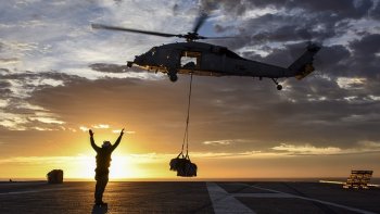 Une vague réminiscence" du corbeau et du renard.".......?Méfiez-vous des flatteurs.