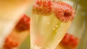 Fraîche, chic, gourmande, jolie...La soupe Angevine met tout le monde d'accord à l'heure de l'apéro !   Testez cette recette de cocktail, vous serez enchanté et vos invités aussi !  À déguster avec modération.