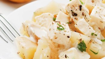 n'oublions pas nos pommes de terre accomodées de tant de façon. en salade, elles sont gouteuses mais c'est aussi une recette économique, ne nous en privons pas