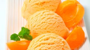 quoi de meilleur avec ces chaleurs, après le repas ou n'importe quand, qu'une bonne glace maison avec les abricots du soleil !