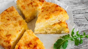 UNE SAVOUREUSE OMELETTE DE POMMES DE TERRE, SIMPLE ET BONNE AVEC UNE SALADE VERTE.