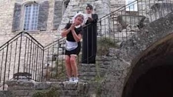 Par ces temps de trouble une petite parodie de la Bonne du Curé d'Annie Cordy. Tout ceci n'est que pour rire. !