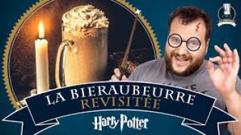 Découvrez la célèbre recette de la Bièraubeurre. Si la butterbeer a été popularisée grâce à Harry Potter, elle n'en est pourtant pas l'invention. Son histoire date de l'époque de la dynastie des Tudor, Elisabeth 1 ère, l'ancienne reine d'Angleterre, en était une amatrice dès la fin des années 1550. A cette époque, l'eau n'était pas toujours propre et buvable. Les grandes familles, comme celle des Tudor, préféraient par conséquent accompagner leurs repas de bière. Les rumeurs disent que la reine en buvait dès le petit-déjeuner. !