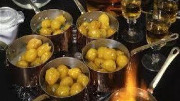 S'il est bien un fruit qui caractérise la Lorraine, c'est la fameuse Mirabelle. En saison « normale » une récolte de mirabelles s'élève à environ 15000 tonnes par an, 100 kg. de mirabelles par arbre par saison, environ 10000 mirabelles. Compter environ 100 mirabelles pour 1 kg. Le climat qui permet d'obtenir des fruits de qualité