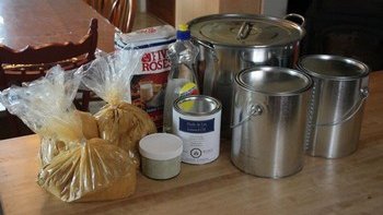 La peinture à la farine avez disparue au début des années 1960, pour laisser la place au peintures industrielles, la redécouverte récente de la peinture à la farine a créé un certain engouement en Europe, avec sa facilité de préparation, de son prix de reviens abordable. Son aspect Mat, plutôt rustique, s'utilise uniquement sur le bois intérieur et extérieur, on ne peut pas l'utiliser sur des murs (cloison sèche) et des surfaces horizontales telles que des Patios. Elle est imputrescibles. Vous trouverez les ingrédients dans des grande surfaces de bricolage ou chez des fournisseurs tel que : (http://www.ocreschauvin.fr/ ou http://www.solargil.com/) -