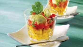 Salade très simple et qui clanche, et de loin, toutes les autres. Crémeuse, légère et qui marie les saveurs plus douce de l'avocat avec le sucré de la mangue.