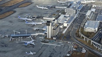 Le Japon, également connu comme le pays du soleil levant, regorge de merveilles d'ingénierie. L'exceptionnel aéroport international du Kansai, pourrait être l'une des plus grandes catastrophes techniques que le pays ait jamais connue. Pourquoi? Simplement, il s'enfonce dans la baie d'Osaka et près de 12 milliards de dollars ont été dépensés pour tenter de le sauver. !