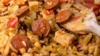 VOICI une belle recette originaire de la louisiane le  JAMBALAYA de POULET, bonne dégustation !