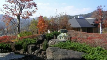 "les jardins japonais ne sont pas des jardins d'agrément
mais des jardins de contemplation conçus comme des tableaux."
On y ressent un sentiment de quiétude et de sérénité.