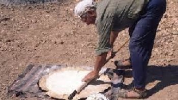 Ce gâteau de berger. C'est le traditionnel  " Gaspacho " du Caroig, rien à voir avec le Gaspacho Andalou. - A l'ombre du massif du Caroig, au sud des montagnes valenciennes, s'est popularisé un de ces plats traditionnel d'origine arabe à base de viande de gibier, de farine et de beaucoup d'imagination : le Gaspacho. ! 
