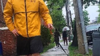 aprés "tout fout l'camp";  "Tout  Baigne "voici une autre improvisation"le soleil  rit  jaune  "humoristique....Aux dernières nouvelles,la lune  désargentée, s'est réconciliée de loin, avec  le  soleil générateur  d'énergie .......Oderay