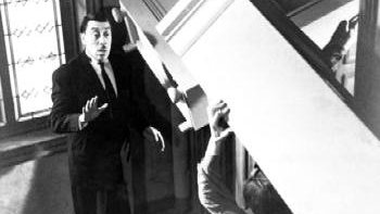 Né à Marseille, Fernand Joseph Désiré Contandin. À l'âge de 7 ans, il fredonne les chanson de Polin. Pour gagner sa vie, il devient employé de banque sans pour cela cesser de chanter. Il fait la connaissance d'Henriette Manse, qu'il épouse le 4 Avril 1925. C'est d'ailleurs sa future belle-mère qui en le voyant, s’était soudain exclamée : " voilà le Fernand d'Elle ! ". et ce dernier qui, jusque-là, se produisait sous le nom de Fernand Sined, prendra celui de " Fernandel "  (filmographie) Fernandel à joué dans ?