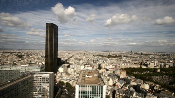 La construction de la tour Montparnasse a été achevée en 1973.
Elle mesure 210m, a 59 étages, 25 ascenseurs et un restaurant panoramique.
La visite se fait au 56 ème étage.
