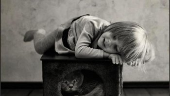 La fantastique amitié d'une petite fille de 4 ans et de son chat, racontée dans une série de photos. L’amitié qui lie un homme à son animal de compagnie peut parfois donner lieu à des moments magiques. Un père a choisi d'immortaliser la relation unique qu'entretiennent sa petite fille de 4 ans et son chat avec des photos pleine d’émotion. Un moment d’émotion à la fois drôle et enfantin, qui nous rappelle à quel point l'homme et son animal de compagnie peuvent être attaché l'un à l'autre.