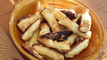 Gâteau médiéval, comme d'autres gâteau, l'origine du terme est probablement religeuse, mais ancienne et incertaine. Dans le Moyen-Age à table on mangeait très peu de pâtisseries et que l'on consommait peu de sucre.