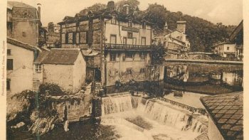 Saint jean pied de port superbe ville dans les terres du pays basque avec ses maisons typique et ses petites rues très animées. Grande étape pour les pelerins de Saint Jacques de Compostelle. 