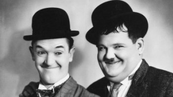 Laurel  & Hardy livreurs de pianos. Quand l'un il va l'autre le suit toujours ensemble toujours uni on se dispute mais qu'est-ce qu'on rit. Des monstres du cinéma deux légendes qui ont été les piliers du 7ème art il est triste de savoir que la réalité était tout autre. !