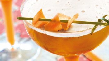 Ce cocktail reunit du caramel, du jus de carotte, du jus de poivron rouge et de la bière blonde. Original et délicieux.