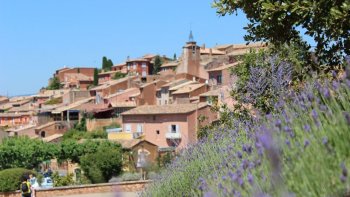 Vue sur le village de ***ROUSSILLON*** et ses OCRES, juste un petit
air de COLORADO aux U*S*A* pour rêver un peu!