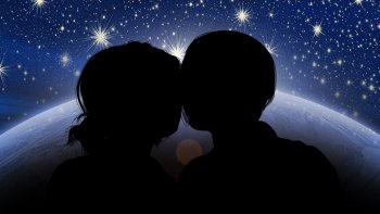 La première syllabe de chaque mot que m'inspire l'Amour, n'est autre qu'une note de musique. La suite de ces notes formera la gamme des Amoureux.
Le chef d'orchestre sera chacun d'entre vous et le tempo, le battement de votre cœur.