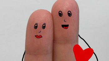 Bi  ? C'est le mot à la mode en ce moment, ça passera.
Des indices pour retrouver des mots dans lequels on entend la sonorité  :  BI
Bi = deux 
Exemple : Récipient très doué : Bi DON 