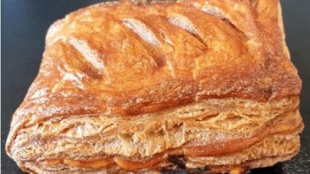 Spécialité de la région de Cancale, il s'agit d'une sorte de chausson aux pommes individuel, pouvant prendre la forme d'un grand gâteau coupé en carrés.