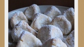 Le Macaron permet d'utiliser les blancs d'œufs que vous avez en reserve. Ils sont fabriquer à partir d'amande concassées et font partie d'une des spécialité culinaire Sicilienne.