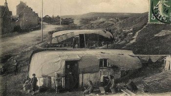 Village célèbre pour ses belles maison en coques de bateau retournées.