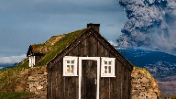 En premier lieu, je vous invite à survoler ce pays étonnant, mystérieux puis, un lien vous permettra de vivre un moment fantastique.