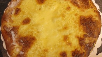 Il à été conçu par les moines du Der à Montier-en-Der ( Haute-Marne ) durant le Moyen Âge, et il est confectionné par les pâtissiers de la commune lors de la « Foire au Cugneux ».