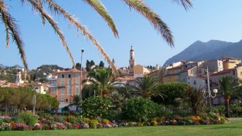MENTON est toujours un enchantement au moment de son carnaval avec ses chars faits
d'agrumes, citrons, oranges.