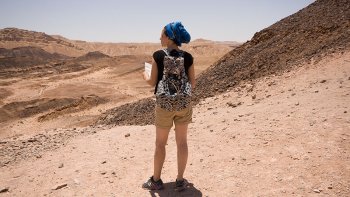 Découvrez le désert du Néguev en Israël à travers une petite randonnée dans le cratère Maktesh Ramon.